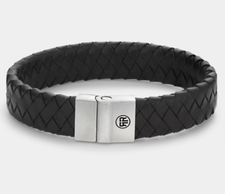 De Full Metal armband van Rebel and Rose is een leren armband van 15 mm breed met een sluiting van edelstaal. De unieke (PSR*) sluiting bestaat uit twee delen die perfect in elkaar vallen, zonder dat daar hulpmiddelen als magneten voor nodig zijn. Meet je polsomtrek op en kijk in de maattabel voor de juiste keuze. De armbanden combineren goed met onze kralenarmbanden. (*PSR = Push-Slide- Release)